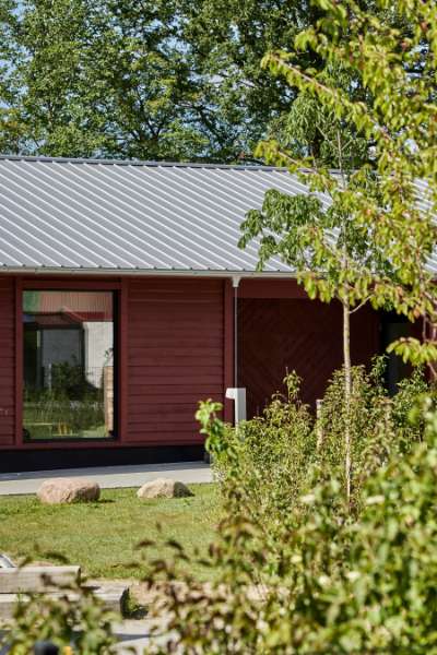 Dänemarks erster CO₂-neutraler Kindergarten, mit Stahlprofilen verkleidet, Børnehuset Grønnegården, Transformervej 3, 2860 Søborg